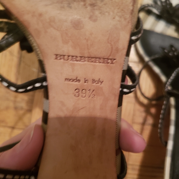 Burberry heels - Picture 2 of 3